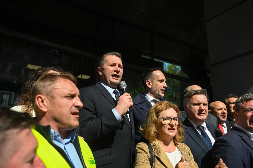 Czarnek grzmiał ze sceny, zwrócił się do von der Leyen. "Oświadczam"