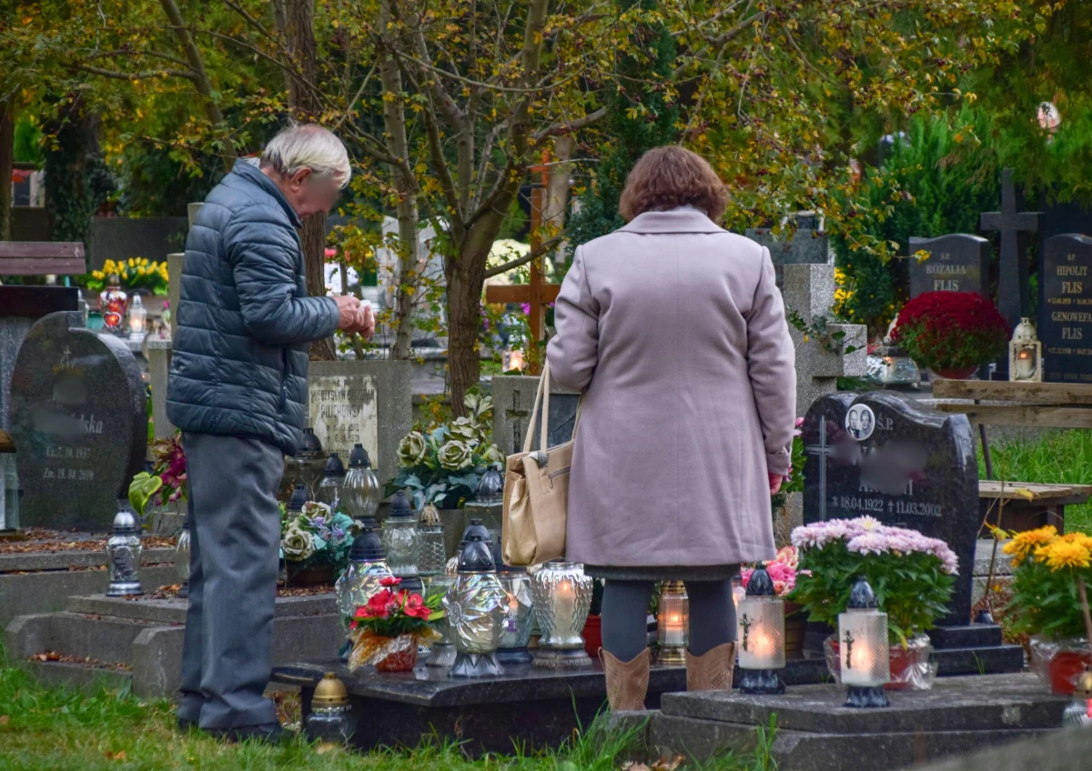 Nowy cennik opłat na cmentarzach komunalnych w Brzegu wywołał ostrą reakcję mieszkańców. Część stawek wzrośnie od 1 lipca nawet o ponad 200 proc. W internecie pojawiają się komentarze o "zdzierstwie z ludzi" i "hienach cmentarnych" uderzające we władze miasta.