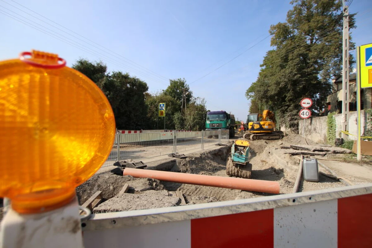 Już w najbliższy poniedziałek, 25 maja, rozpoczynają się prace drogowe na ul. Władysława Łokietka na północy Krakowa. Kierowcy i mieszkańcy muszą przygotować się na zmiany w organizacji ruchu oraz utrudnienia, które potrwają aż do połowy lipca.

