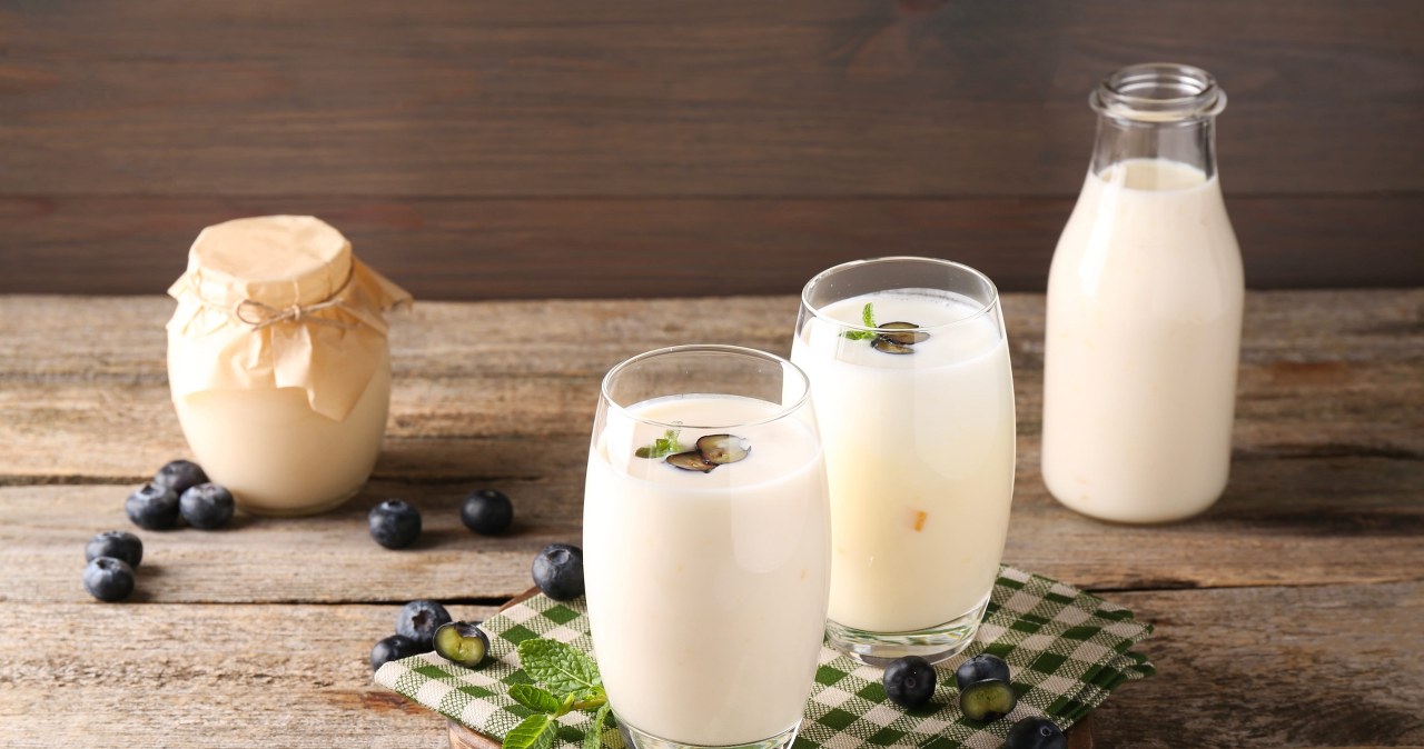 Maślanka czy kefir? Ekspert odpowiada, co lepiej działa na jelita