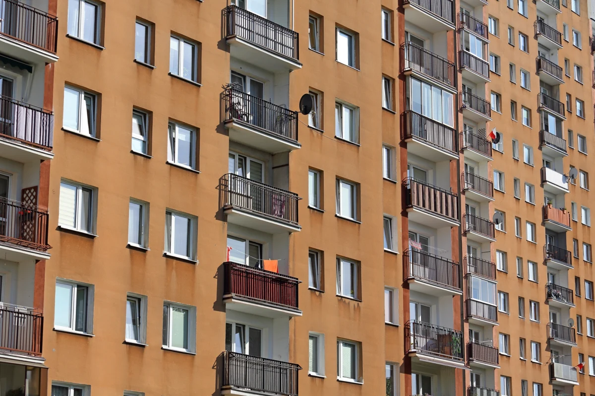 ​Na osiedlu Podzamcze w Nysie (woj. opolskie) doszło do tragicznego wypadku podczas prac przy balustradach balkonowych. Z wysokości spadł 64-letni mężczyzna. Mimo natychmiastowo udzielonej pomocy nie udało się go uratować.