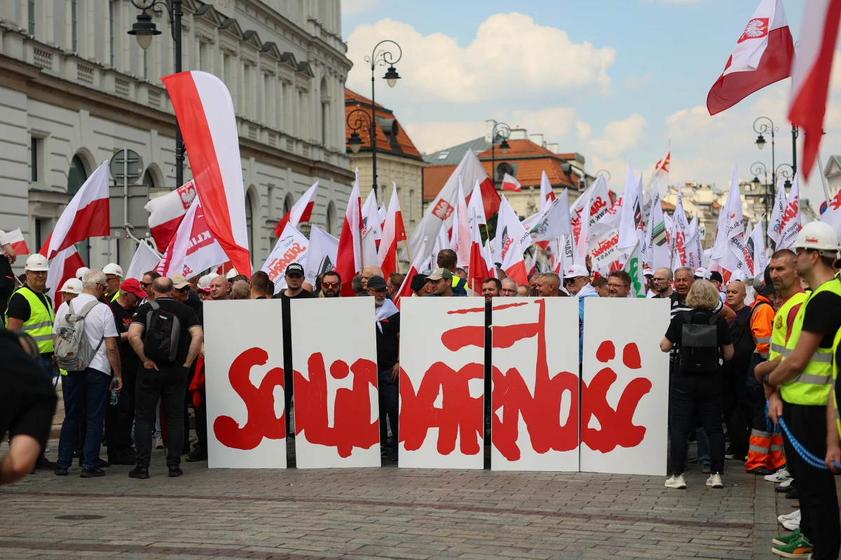 Tysiące związkowców z "Solidarności" maszerują przez Warszawę pod hasłem "Razem dla Polski i Polaków". Domagają się m.in. referendum w sprawie unijnej polityki klimatycznej. "Polska musi wyjść z ETS-u natychmiast i musi zaprosić do wyjścia z ETS-u inne państwa Unii Europejskiej" - mówił przed rozpoczęciem manifestacji wiceprezes PiS Przemysław Czarnek.