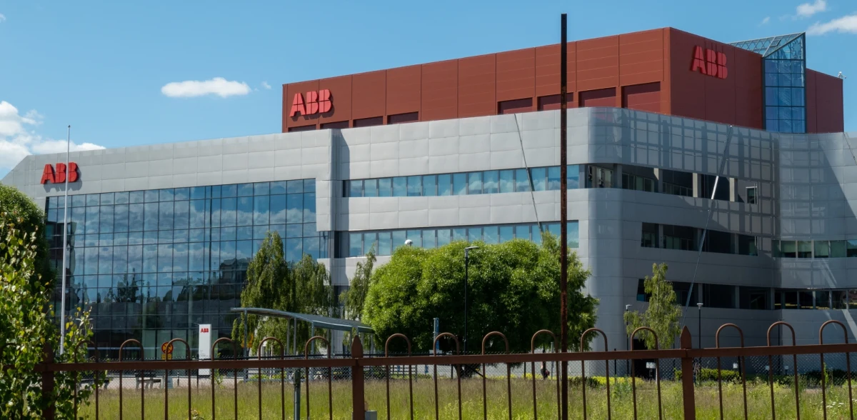 ABB ogłosiło realizację trzyletniego programu inwestycyjnego w Polsce o wartości 100 mln zł. W jego ramach firma rozbuduje zakład produkcyjny w Przasnyszu (woj. mazowieckie), zwiększy zatrudnienie do ponad 500 osób i wdroży nowoczesne, ekologiczne rozwiązania technologiczne.