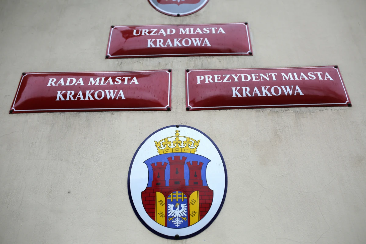 W niedzielę Krakowianie zdecydują o przyszłości prezydenta miasta oraz Rady Miasta Krakowa. W atmosferze politycznych napięć i licznych zarzutów wobec obecnych władz inicjatorzy referendum kierują ważny apel do pracowników magistratu i miejskich jednostek. "Referendum nie jest wymierzone w uczciwych i kompetentnych urzędników. Przeciwnie – to referendum jest także dla was" – zapowiadają.