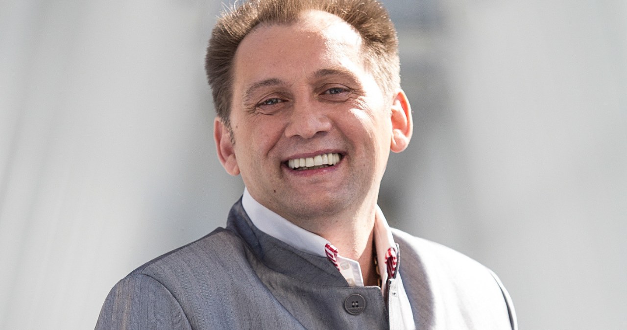 Trojanek pochwalił się pałacem. Na złote i marmurowe meble mało kogo stać