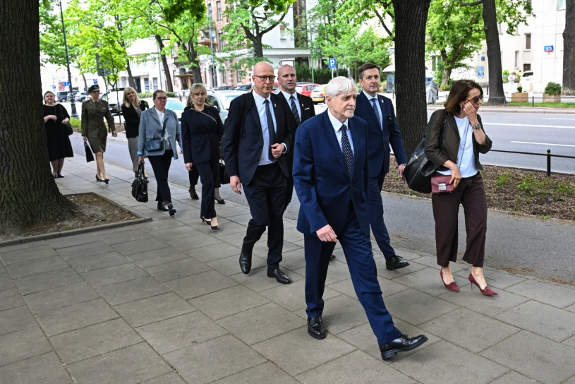 Sędziowie KRS nie weszli do budynku TK. Spotkanie odbyło się przed wejściem