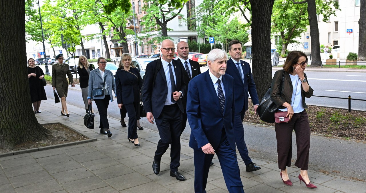 Sędziowie KRS nie weszli do budynku TK. Spotkanie odbyło się przed wejściem