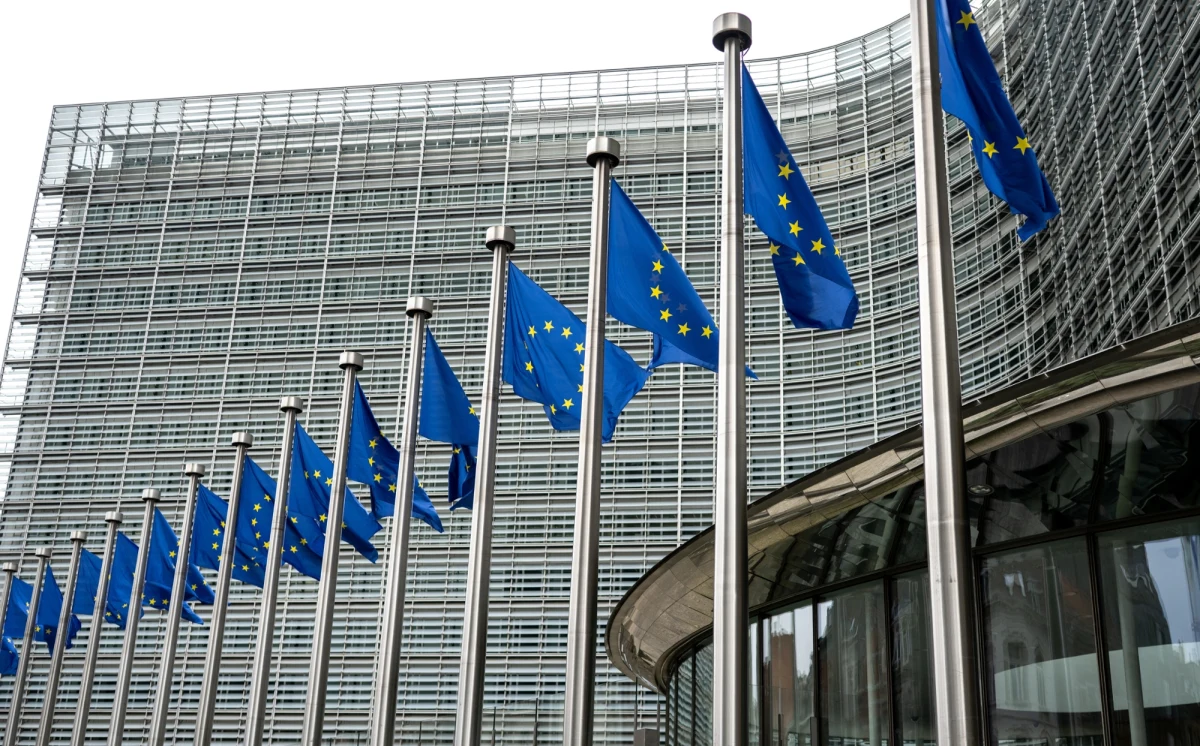 Komisja Europejska dała zielone światło dla zmian w polskim Krajowym Planie Odbudowy (KPO). Jak poinformował rzecznik KE Maciej Berestecki, z dokumentu wykreślono kontrowersyjne reformy dotyczące opodatkowania samochodów spalinowych. To efekt negocjacji prowadzonych przez polski rząd, które uchroniły kraj przed możliwą karą sięgającą nawet 4 miliardów euro.