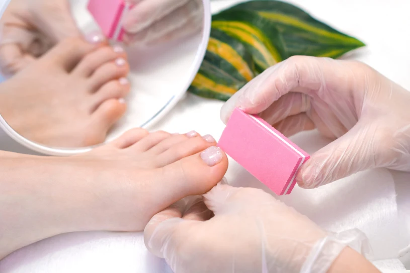 Ten pedicure skutecznie ukryje odrost. Idealny na wakacje i dla zabieganych
