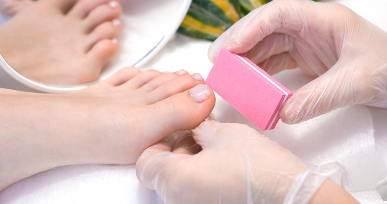 Ten pedicure skutecznie ukryje odrost. Idealny na wakacje i dla zabieganych