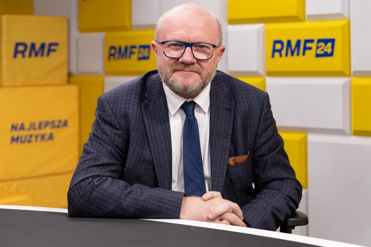 "Pakt migracyjny w takiej wersji, w jakiej został przyjęty, nigdy nie wejdzie w życie. Nie przystaje do współczesnych realiów" - powiedział w Popołudniowej rozmowie w RMF FM wiceminister spraw wewnętrznych i administracji Maciej Duszczyk. Dodał, że Polska w ramach relokacji nie przyjmie żadnych migrantów. "Tak wynika z przepisów" - stwierdził. 