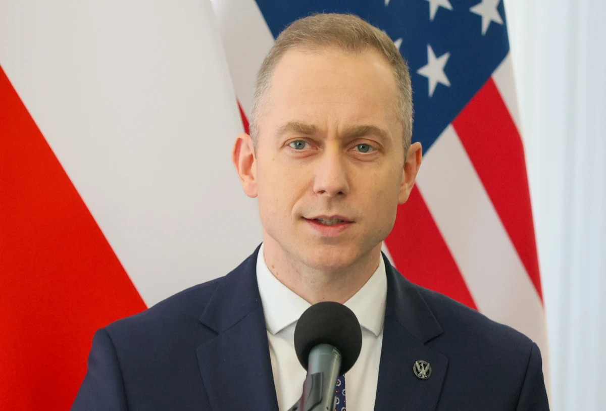 "Najważniejszy wniosek z rozmowy z administracją w Białym Domu jest taki, że USA utrzymają wysoką obecność wojskową w Polsce" - powiedział w środę w Waszyngtonie wiceszef MON Cezary Tomczyk. Dodał, że w ciągu najbliższych tygodni szczegóły ws. wojsk USA w Europie będą konsultowane z polskim rządem. Podobne informacje uzyskał szef BBN Bartosz Grodecki, który rozmawiał z wiceszefem Pentagonu Elbridge'em Colbym. 