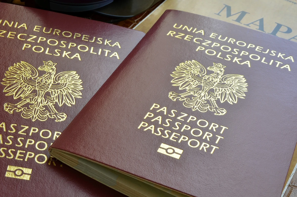 Resort spraw wewnętrznych i administracji przygotowuje pakiet zmian legislacyjnych, które mają zagwarantować, że polski paszport otrzymają osoby realnie związane z naszą kulturą i państwem. MSWiA zapewnia, że nad nowym modelem nadawania obywatelstwa trwają obecnie intensywne prace.