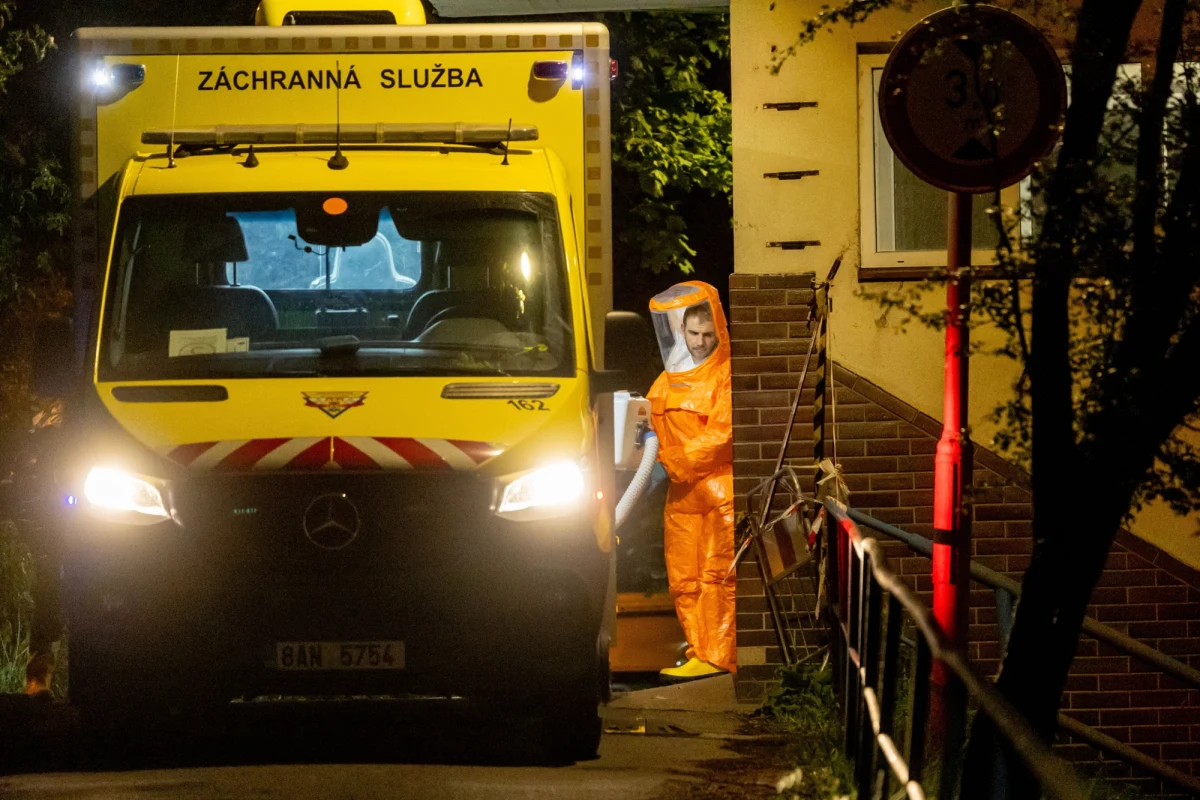 ​W środę tuż przed północą na lotnisku w Pradze wylądował samolot z amerykańskim lekarzem, który w Ugandzie miał kontakt z osobą zakażoną wirusem Ebola. Mężczyzna został natychmiast przewieziony specjalistyczną karetką do kliniki zakaźnej, gdzie przez trzy tygodnie będzie przebywał w pełnej izolacji.