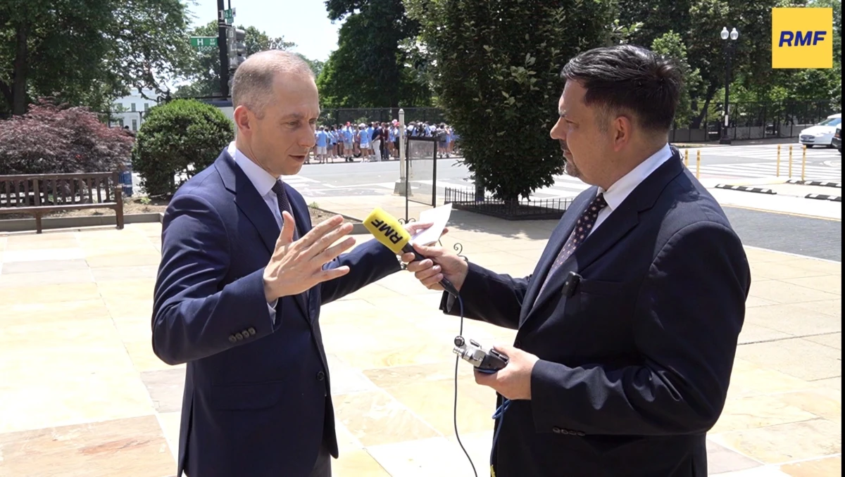 "Najważniejszy wniosek z rozmowy z administracją w Białym Domu jest taki, że USA utrzymają wysoką obecność wojskową w Polsce" - powiedział wiceszef MON Cezary Tomczyk. Jak dodał, w ciągu najbliższych tygodni szczegóły w sprawie wojsk USA w Europie będą konsultowane z polskim rządem. W czasie rozmowy z korespondentem RMF FM Pawłem Żuchowskim przekonywał, że polska delegacja w rozmowach z przedstawicielami administracji USA usłyszała zapewnienia, że opóźnienie rotacji wojsk to nie redukcja sił w naszym kraju.