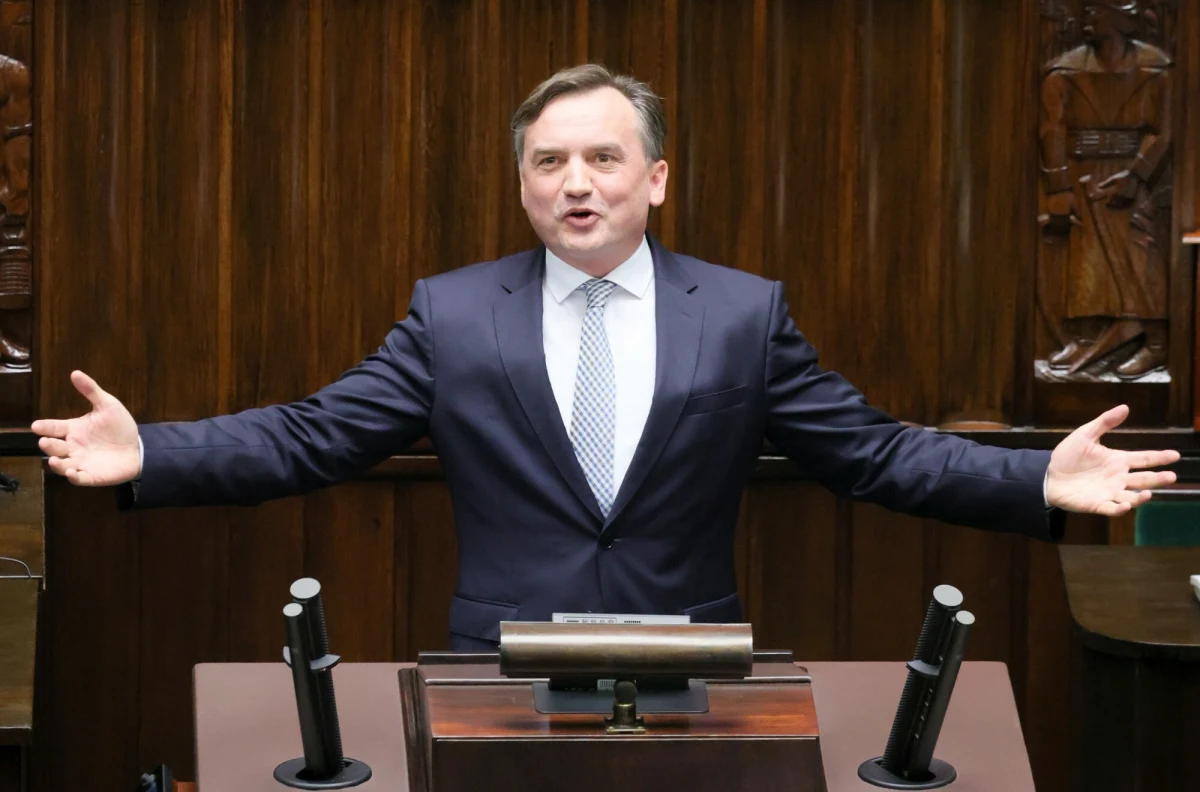 Od niemal trzech miesięcy policja nie może doręczyć Zbigniewowi Ziobrze zawiadomienia o wszczęciu postępowania administracyjnego w sprawie cofnięcia mu pozwolenia na posiadanie broni. Komenda Wojewódzka Policji w Łodzi podała, że trwają czynności zmierzające do jego skutecznego doręczenia.