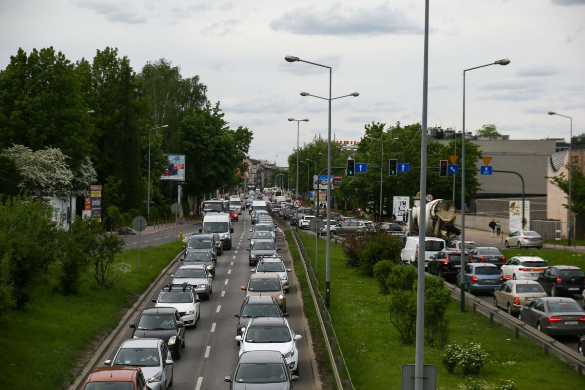 Woda zaczęłą wypływać na jezdnię. Awaria w Krakowie i duże utrudnienia