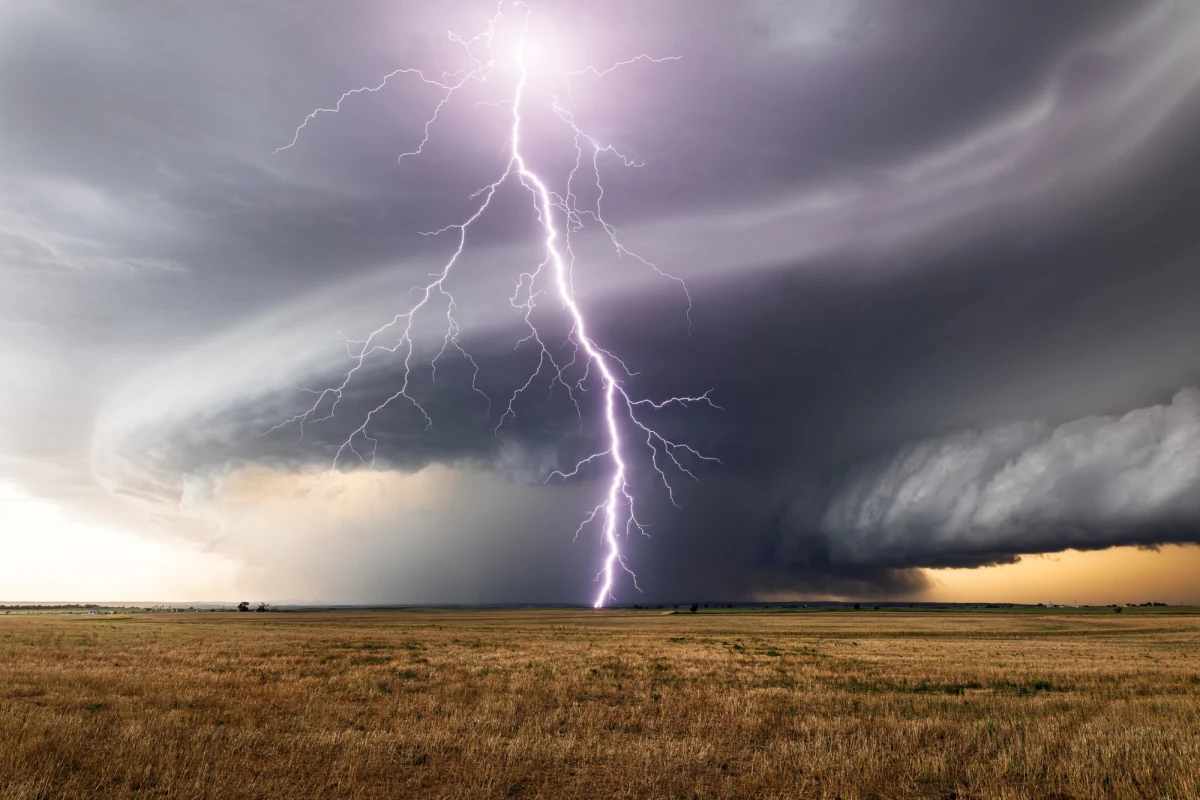 Alerty I stopnia przed burzami wydał Instytut Meteorologii i Gospodarki Wodnej. Ostrzeżenia wydano dla obszarów z woj. warmińsko-mazurskiego, mazowieckiego, pomorskiego, kujawsko-pomorskiego i łódzkiego. Prognozowane są silne opady deszczu oraz wiatr do 65 km/h. Możliwe są opady gradu.