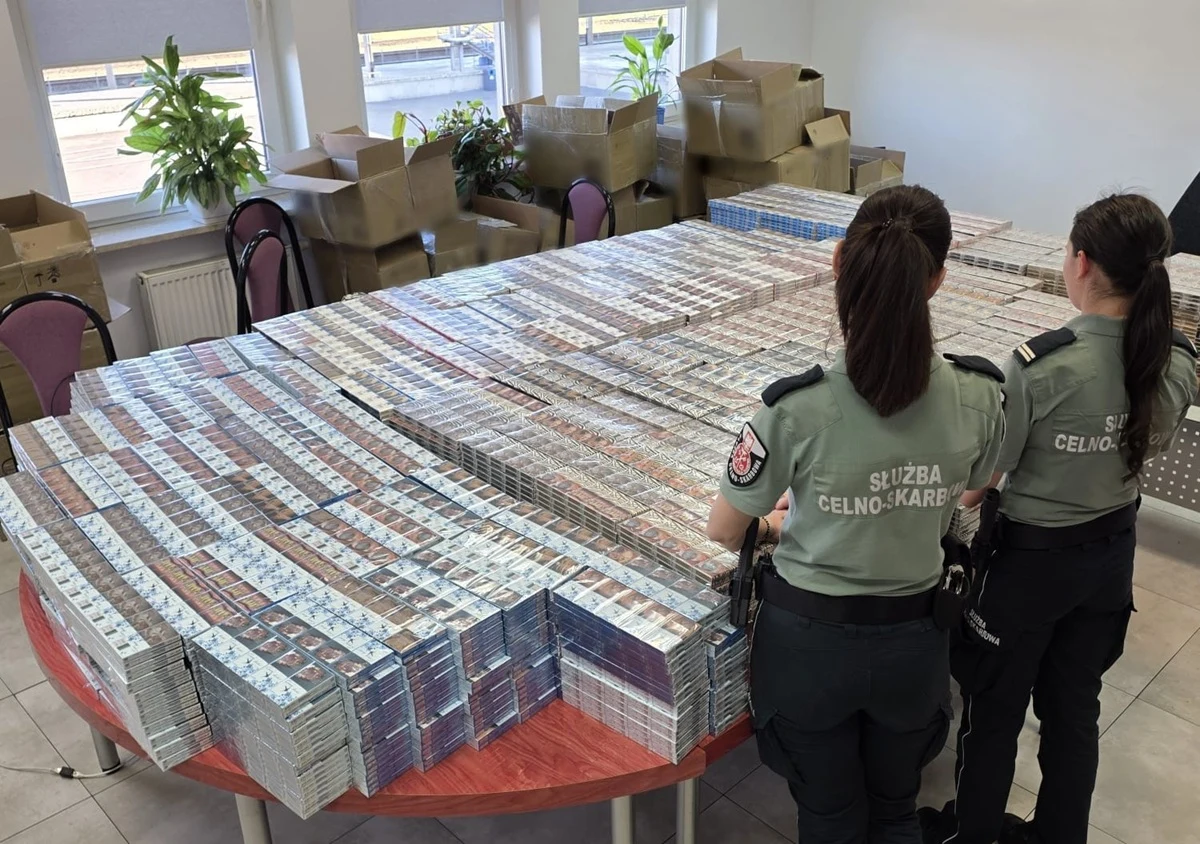 Ponad 580 tysięcy paczek papierosów z białoruskimi znakami akcyzy przechwycili funkcjonariusze Krajowej Administracji Skarbowej w gminie Łuków na Lubelszczyźnie. Wartość rynkowa zabezpieczonego towaru sięga 12 milionów złotych. W sprawie zatrzymano 43-letniego mężczyznę, a śledztwo prowadzą służby pod nadzorem prokuratury.