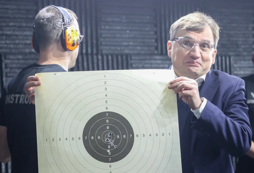 Chcą cofnąć Ziobrze pozwolenie na broń. Pojawiły się problemy