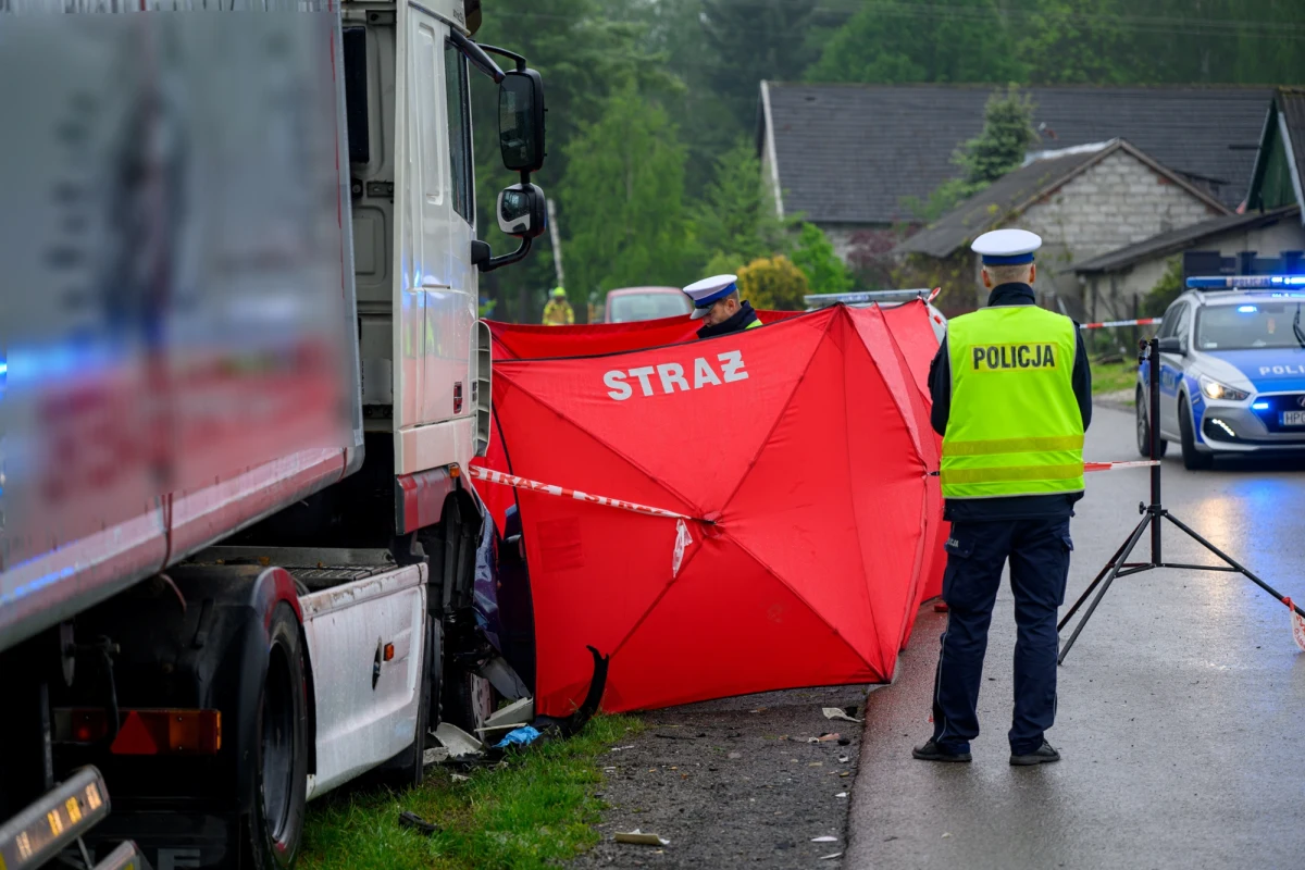 Jest śledztwo w sprawie niedzielnego wypadku drogowego w Smykowie w Małopolsce, w którym zginął 69-letni mężczyzna oraz jego dwaj synowie w wieku 46 i 41 lat. Auto prowadzone przez starszego syna wjechało w zaparkowaną ciężarówkę.