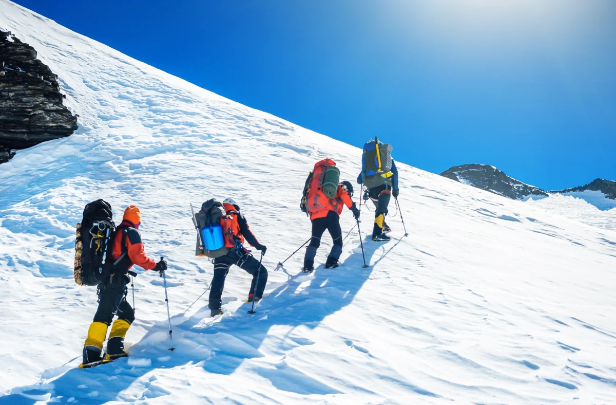 Na Mount Everest według Szefa Stowarzyszenia Operatorów Wypraw Górskich Nepalu padł wczoraj rekord. Sekretarz generalny organizacji przekazał Reutersowi, że w środę w ciągu jednego dnia szczyt od strony Nepalu zdobyły 274 osoby. Eksperci ostrzegają, że przeludnienie zwiększa ryzyko wypadków w "strefie śmierci" Everestu.