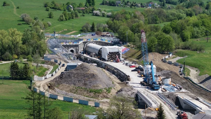 Najdłuższy tunel kolejowy w Polsce. Ogromna maszyna TBM gotowa do transportu