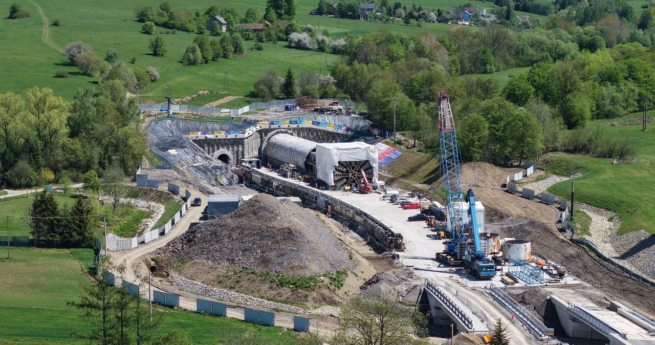 Najdłuższy tunel kolejowy w Polsce. Ogromna maszyna TBM gotowa do transportu