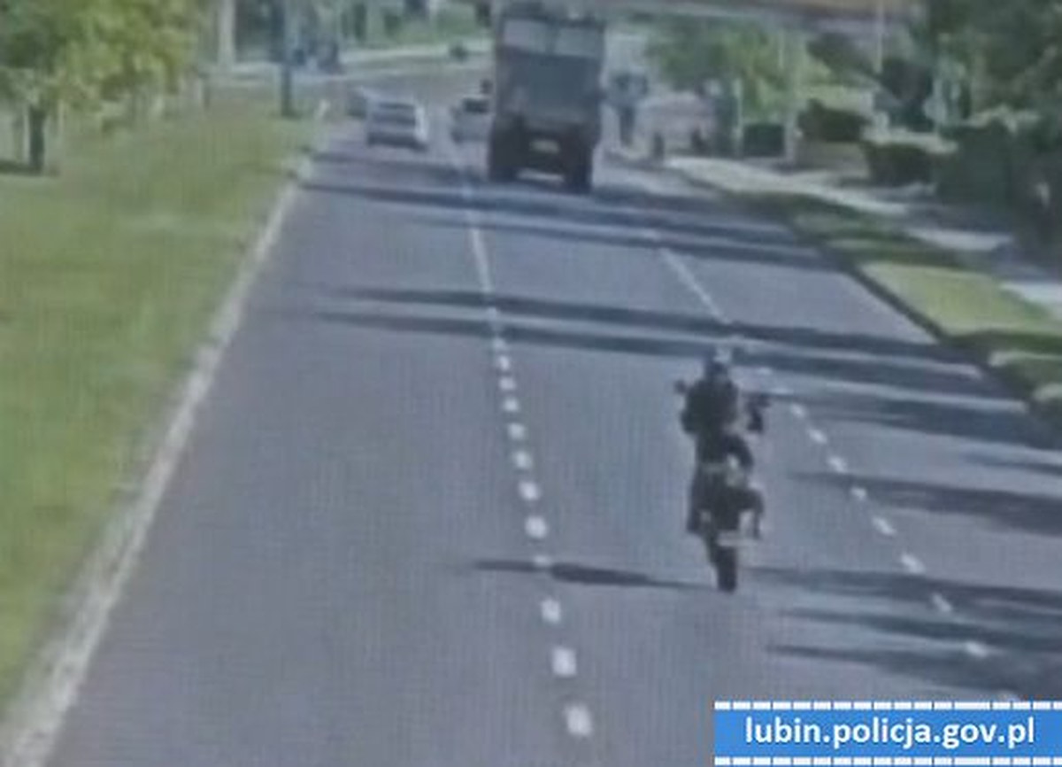 Na jednym kole przed policjantami zmieniał pas. Brawurowa jazda motocyklisty w Lubinie