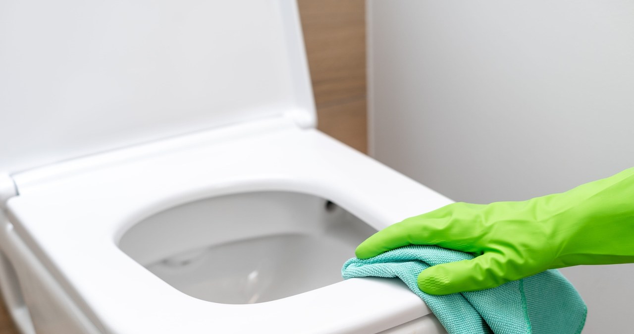 Wlej taką mieszankę do toalety. Wyczyści się sama w 15 minut