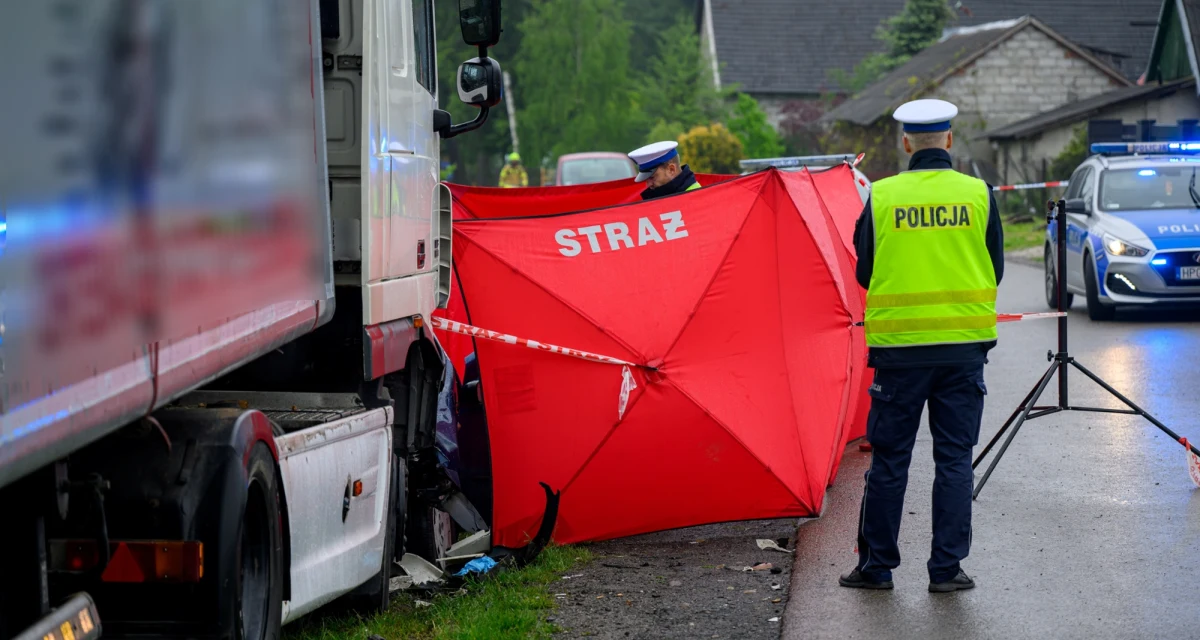 Jest śledztwo w sprawie niedzielnego wypadku drogowego w Smykowie w Małopolsce, w którym zginął 69-letni mężczyzna oraz jego dwaj synowie w wieku 46 i 41 lat. Auto prowadzone przez starszego syna wjechało w zaparkowaną ciężarówkę.
