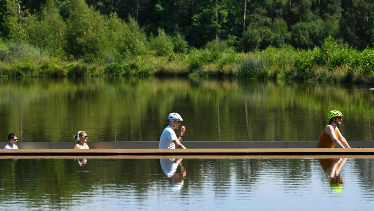 To miejsce, które przyciąga rowerzystów z całej Europy i nie tylko. "Cycling through Water" w belgijskiej Limburii to jedna z najbardziej niezwykłych tras rowerowych na świecie. Przejażdżka tą ścieżką to nie tylko sportowa przygoda, ale też prawdziwa uczta dla oczu i idealna okazja do zrobienia spektakularnych zdjęć.