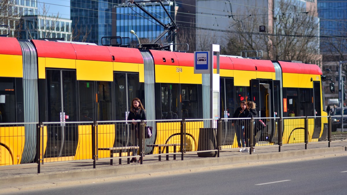 Nastolatkowie potrąceni przez tramwaje w Warszawie. Godzina po godzinie