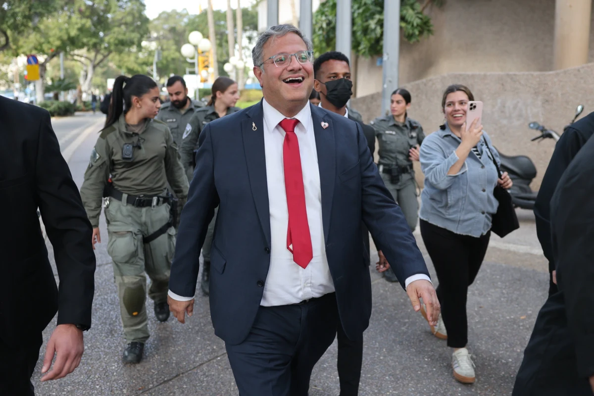 Jeszcze dzisiaj nasi obywatele, którzy brali udział w Globalnej Flotylli Sumud, opuszczą Izrael - poinformował rzecznik MSZ Maciej Wewiór, odnosząc się do sprawy zatrzymanych obywateli polskich. Jak dodał, szef MSZ Radosław Sikorski zdecydował się zwrócić z wnioskiem do MSWiA, aby izraelski minister bezpieczeństwa narodowego Itamar Ben Gwir otrzymał zakaz wjazdu na terytorium Rzeczpospolitej.