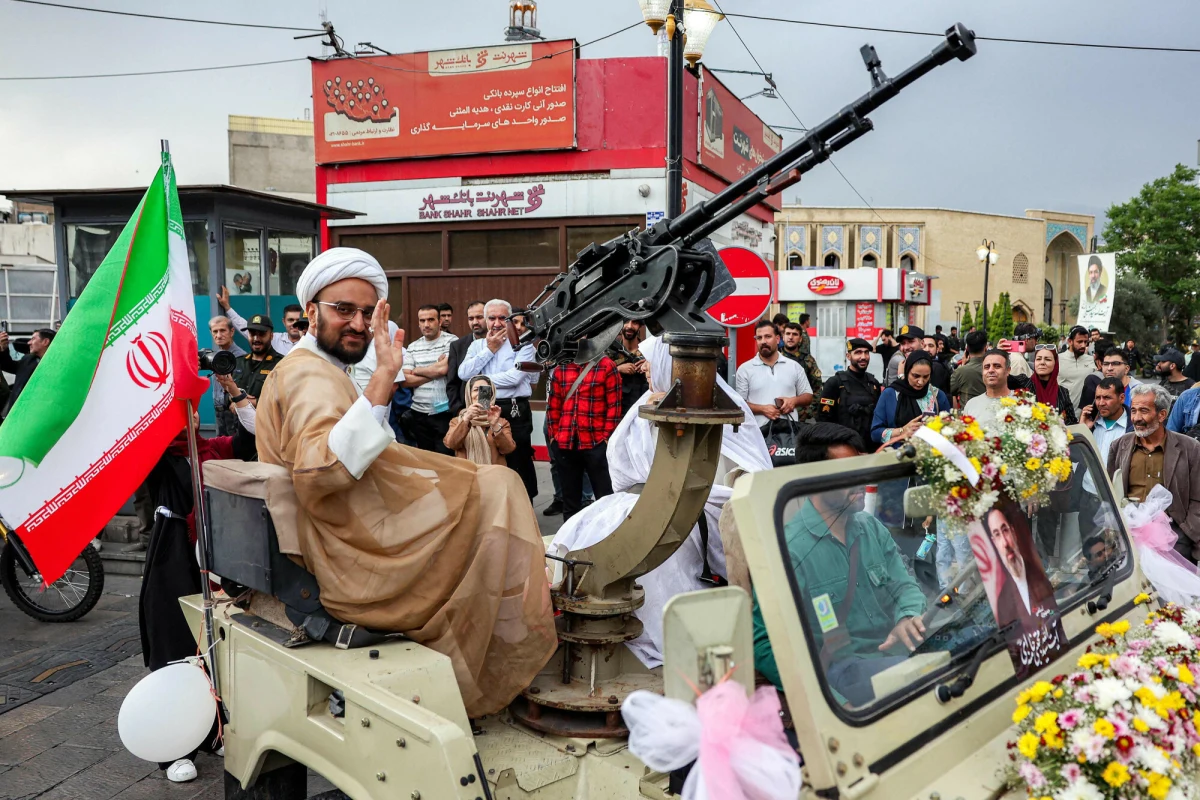 Iran zaskakuje świat błyskawicznym tempem odbudowy swojego potencjału militarnego. Jak donoszą amerykańskie służby wywiadowcze, na które powołuje się CNN, Teheran już wznowił produkcję dronów bojowych, a odbudowa baz rakietowych i wyrzutni postępuje znacznie szybciej, niż przewidywano po zmasowanych atakach USA i Izraela.