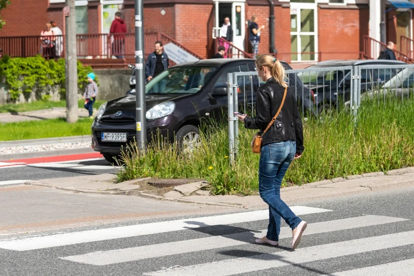 Korzystasz z telefonu na przejściu dla pieszych? Oto co ci grozi