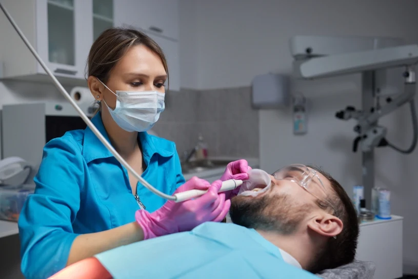 Ta usługa jest całkowicie darmowa. Dentysta zrobi ci to na NFZ
