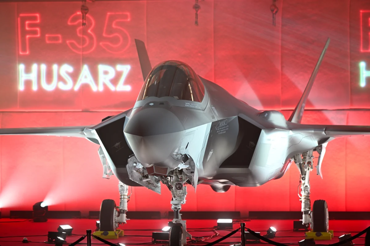 "Pierwsze samoloty F-35 w ciągu kilkudziesięciu godzin znajdą się w bazie w Polsce" - powiedział dzisiaj Władysław Kosiniak-Kamysz, wicepremier i szef MON. Uroczyste przyjęcie pierwszych samolotów w 32. Bazie Lotnictwa Taktycznego w Łasku w województwie łódzkim zaplanowane jest na połowę czerwca. Będą znane pod nazwą Husarz.