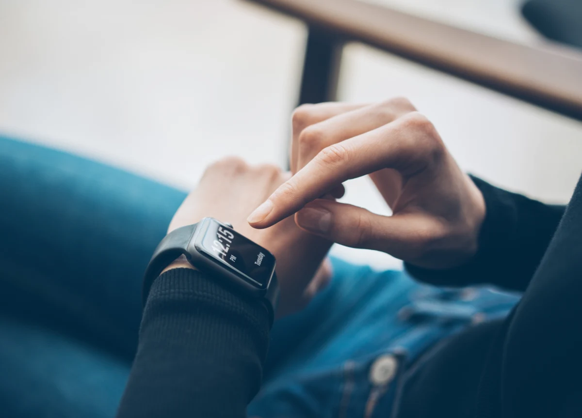 Dobry smartwatch potrafi dziś pełnić rolę trenera, nawigacji, centrum powiadomień i narzędzia do monitorowania zdrowia. Poniżej znajdziesz pięć różnych zegarków, które doskonale sprawdzą się podczas codziennych wyzwań. Poznaj je wszystkie i wybierz model w pełni dostosowany do Twoich potrzeb!