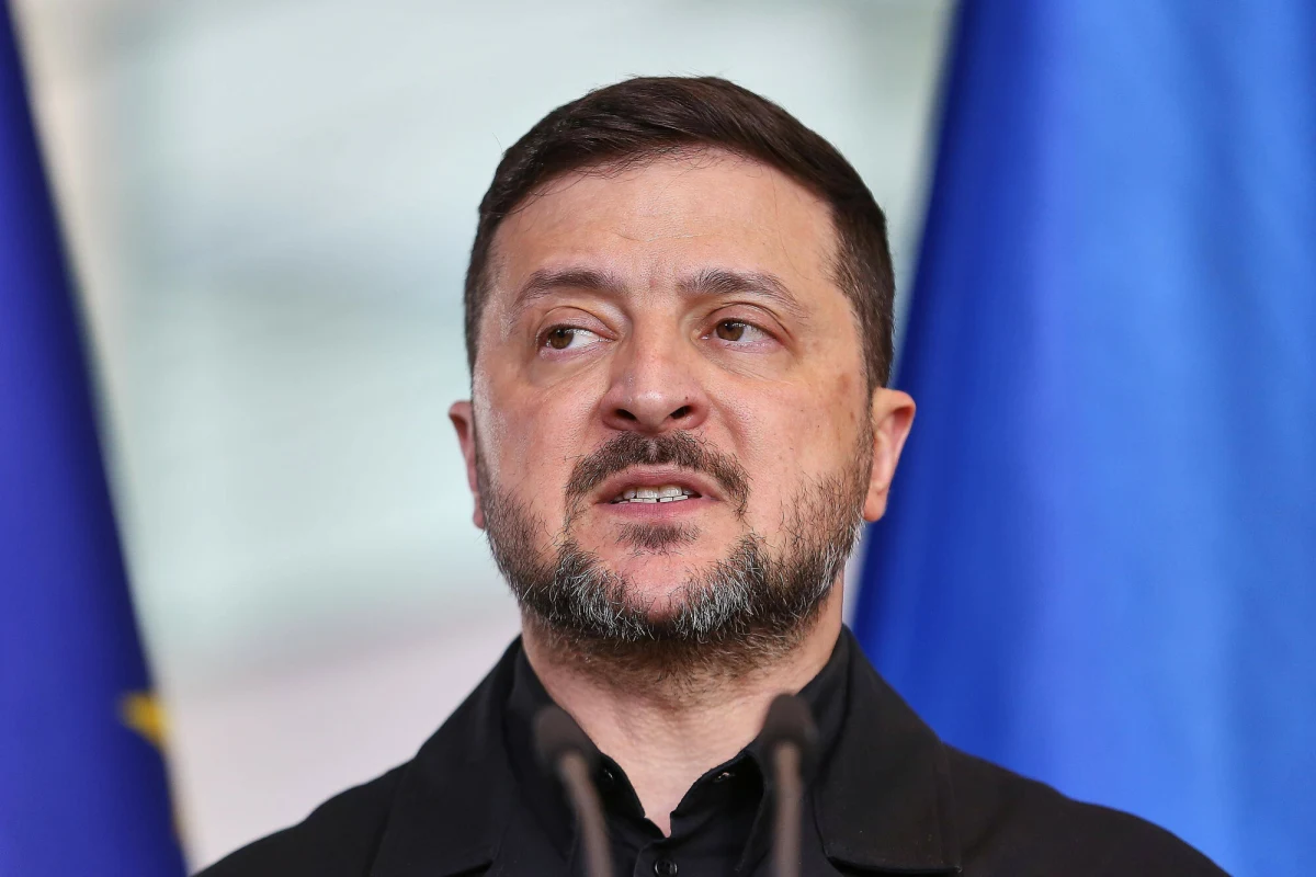 Prezydent Ukrainy w nagranym oświadczeniu zagroził "przywództwu Białorusi" podjęciem "prewencyjnych działań". Wołodymyr Zełenski ostrzega kraj Łukaszenki przed dalszym angażowaniem się w rosyjską wojnę. Równocześnie kancelaria prezydenta wyśmiała propozycję Mińska o możliwości podjęcia rozmów.