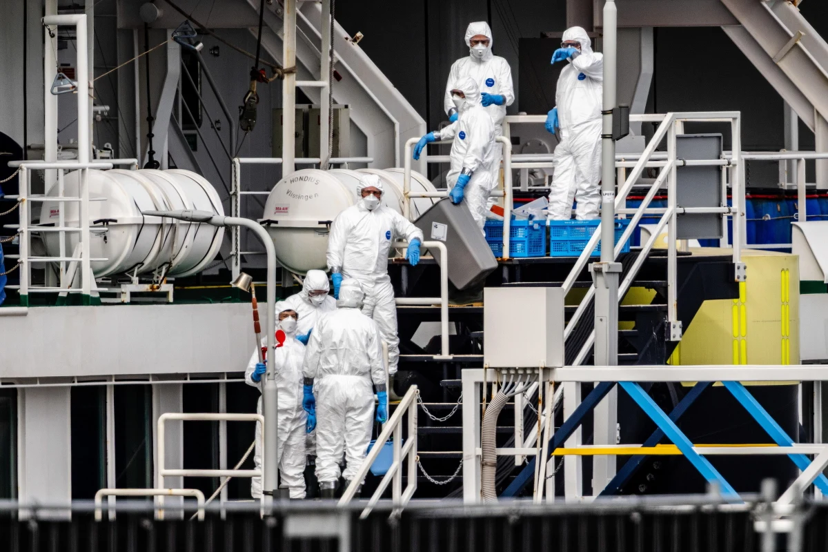 Nie będzie dodatkowych procedur sanitarnych w Polsce w związku z epidemią wirusa Ebola w Afryce oraz zakażeniami hantawirusem na pokładzie statku MV Hondius. Takie zapewnienie padło w czasie specjalnej debaty w Radiu RMF24. Tematem były zagrożenia zdrowotne w miejscach, które mogą być celem naszych wakacyjnych podróży. Indyjskie MSZ ogłosiło wczoraj, że z powodu epidemii wirusa Ebola przełożono szczyt Indie-Unia Afrykańska w Delhi.