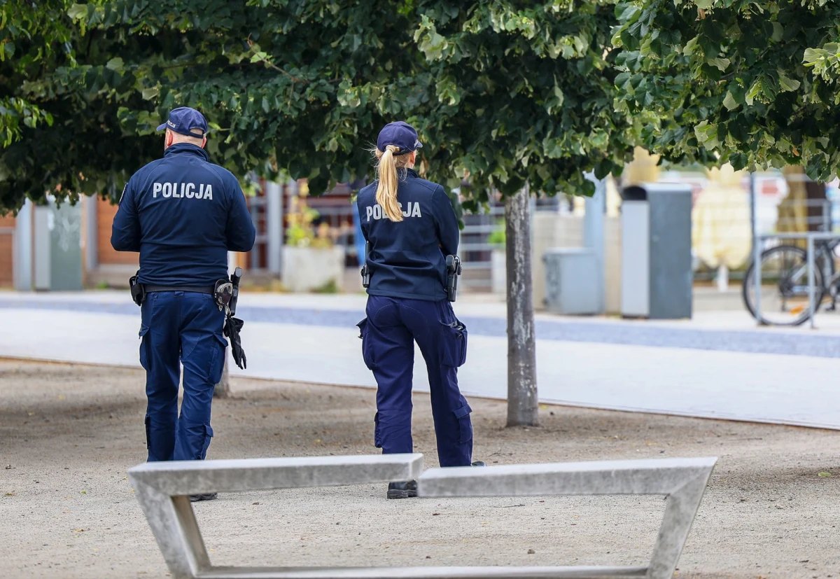 "Drodzy Mieszkańcy, wczoraj na terenie naszej gminy doszło do niepokojącego incydentu. Osoby poruszające się białym busem zaczepiły nastolatkę (...)" - poinformowała w swoich mediach społecznościowych wójt gminy Poronin Anita Żegleń. Dziewczynce nic się nie stało, natomiast wójt poinformowała, że patrole straży gminnej zostały wzmożone. Zaapelowała też o porozmawianie z dziećmi i zgłaszanie ewentualnych niepokojących sygnałów.