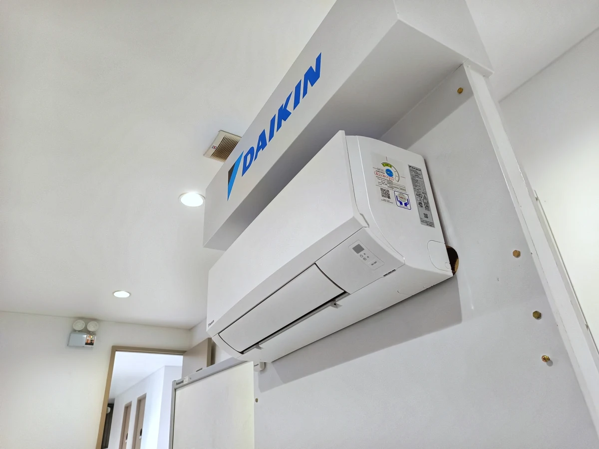 W Ksawerowie koło Łodzi oficjalnie otwarto pierwszą w Polsce fabrykę Daikin, światowego lidera w produkcji systemów grzewczych i klimatyzacyjnych. Japoński koncern zainwestował w zakład 300 mln euro. Docelowo zatrudnienie znajdzie tu niemal 3 tys. osób. 