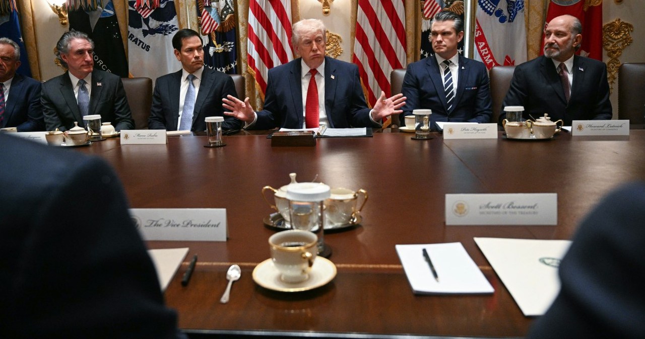 Ekspert o decyzji Trumpa ws. żołnierzy. "Prawa ręka nie wie, co robi lewa"