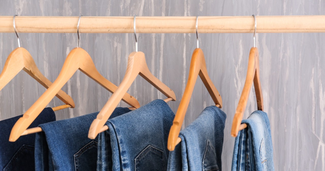Szukasz idealnych jeansów? Te świetnie leżą na każdej sylwetce