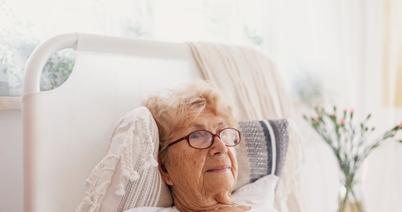 Seniorzy często budzą się w nocy. Te błędy w sypialni mogą pogarszać sen