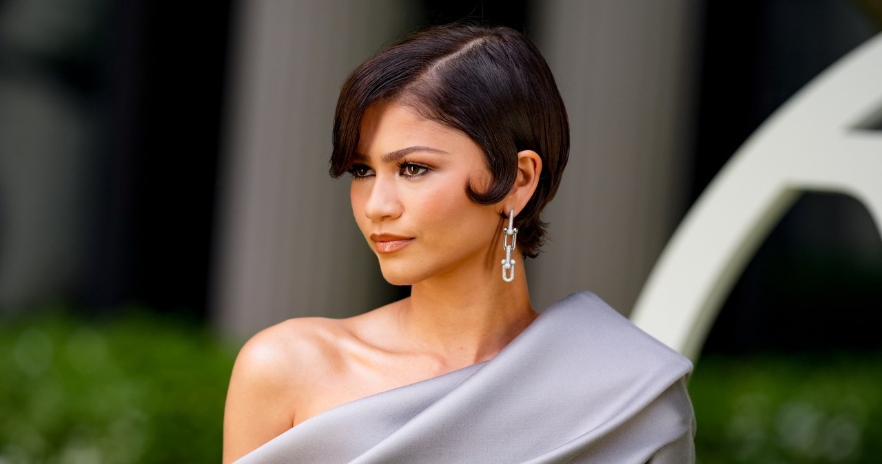 Srebro i odkryte nogi. Tak Zendaya skupiła na sobie uwagę podczas pokazu