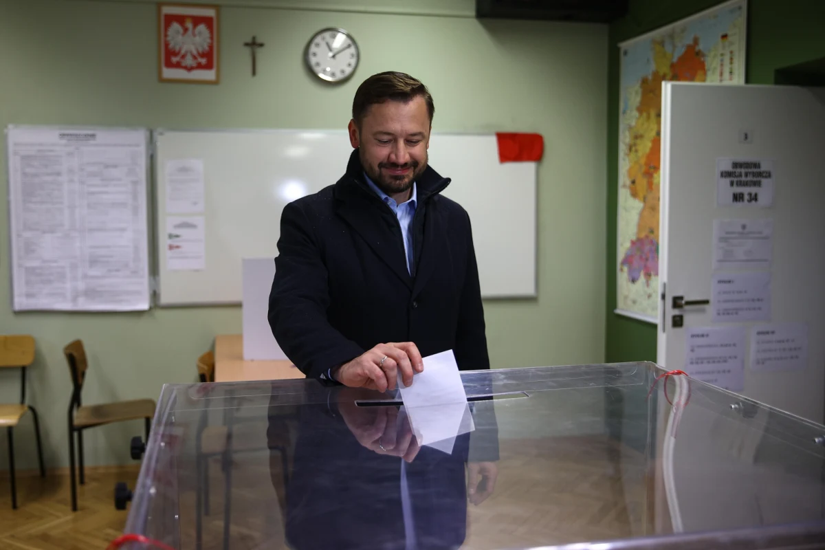 Mieszkańcy Krakowa powinni dać drugą szansę. Rozumiem ich emocje, rozumiem często ich wątpliwości. To referendum jest bardzo istotnym sygnałem dla prezydenta Aleksandra Miszalskiego - powiedział szef MON, wicepremier Władysław Kosiniak-Kamysz. W niedzielę w Krakowie odbędzie się referendum w sprawie odwołania prezydenta i rady miasta.