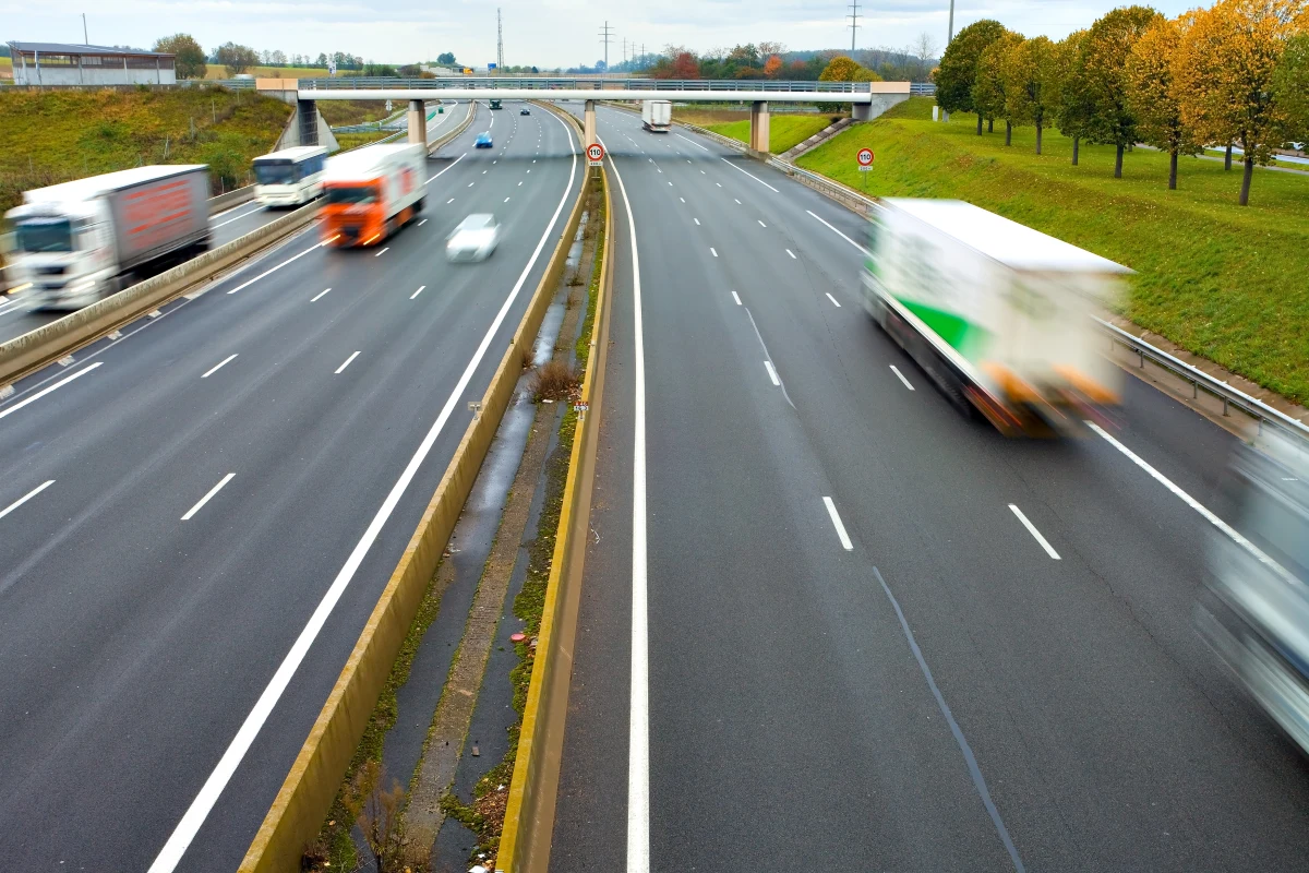Nikt nie zapłacił i nie zapłaci mandatu za przekroczenie prędkości błędnie wykazane przez odcinkowy pomiar prędkości na autostradzie A6 koło Szczecina - zapewnia Główny Inspektorat Transportu Drogowego. Na początku maja przez kilkadziesiąt godzin urządzenia zawyżały prędkość pojazdów. Wysłano 1993 wezwania w związku z wykryciem wykroczeń drogowych.
