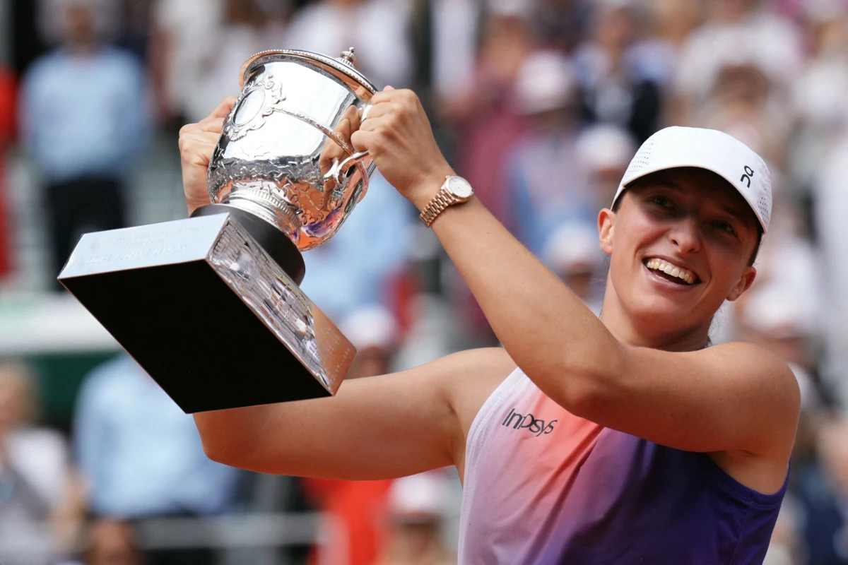 Wielkoszlemowy French Open, jeden z najbardziej prestiżowych turniejów tenisowych świata, rozpoczyna się w niedzielę. Rozgrywany jest na paryskich kortach ziemnych. Oczy kibiców z Polski ponownie zwrócone będą m.in. na Igę Świątek, która stanie przed szansą na kolejny triumf we Francji.